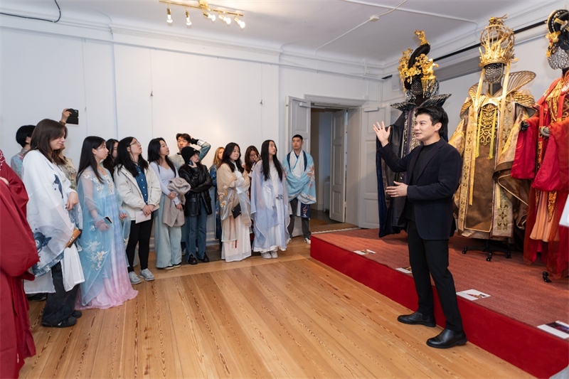 中國(guó)歌劇舞劇院首席服裝設(shè)計(jì)師陽(yáng)東霖導(dǎo)覽現(xiàn)場(chǎng)。 斯德哥爾摩中國(guó)文化中心供圖