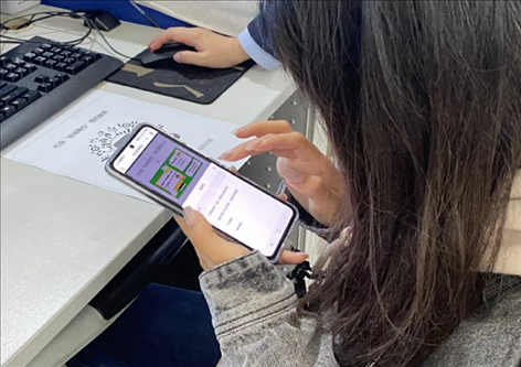 趙女士用手機(jī)掃碼預(yù)約幫辦服務(wù)。圖片來源：微信公眾號(hào)“上海市普陀區(qū)政務(wù)服務(wù)中心”