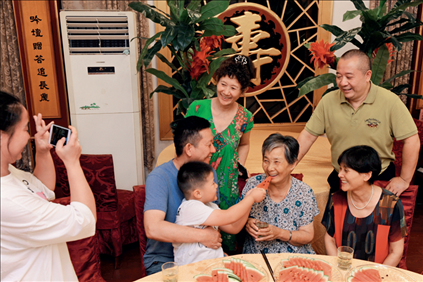 2019年9月13日，浙江南潯久安老年城餐廳， 84歲的沈?qū)W安老人（前右二）和前來看望她的親人歡聚