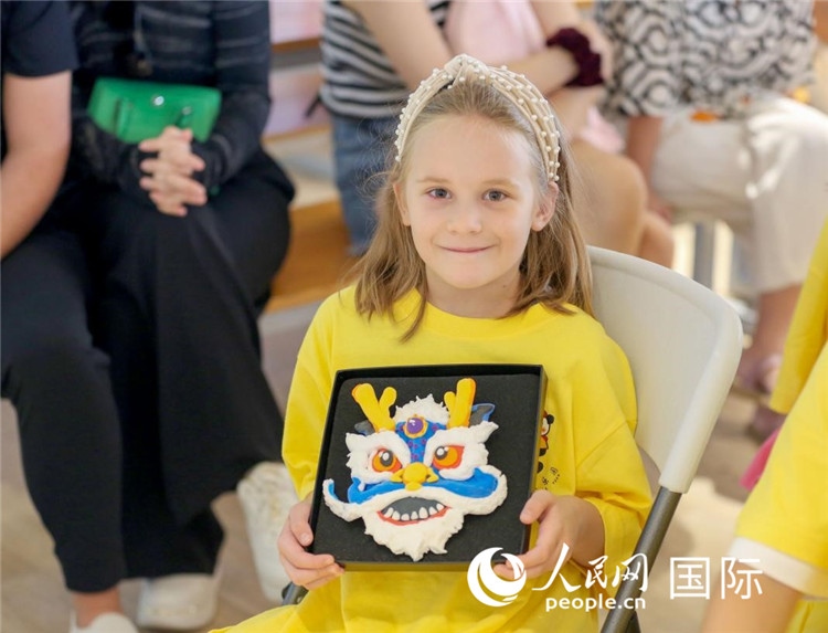 一名中文愛好者手捧生肖畫。人民網(wǎng)中東中心分社塔里克·易卜拉欣攝