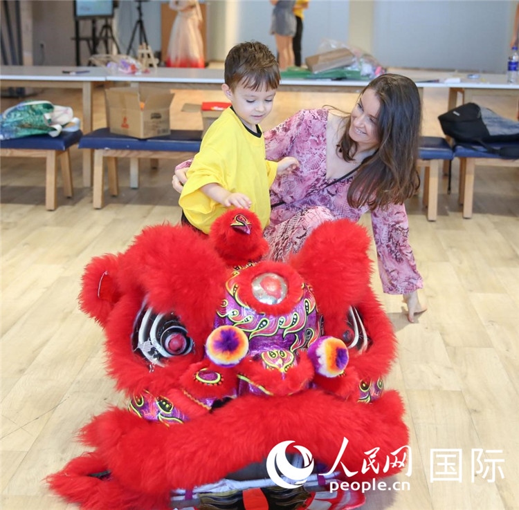 一名兒童在感受舞獅。人民網(wǎng)中東中心分社塔里克·易卜拉欣攝