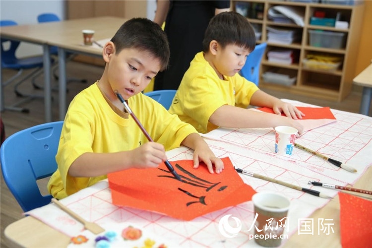 書法課。人民網(wǎng)中東中心分社塔里克·易卜拉欣攝