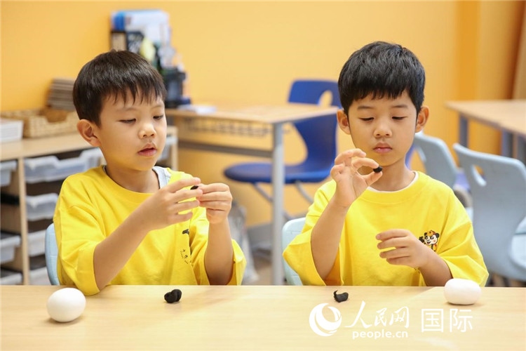 做手工。人民網(wǎng)中東中心分社塔里克·易卜拉欣攝