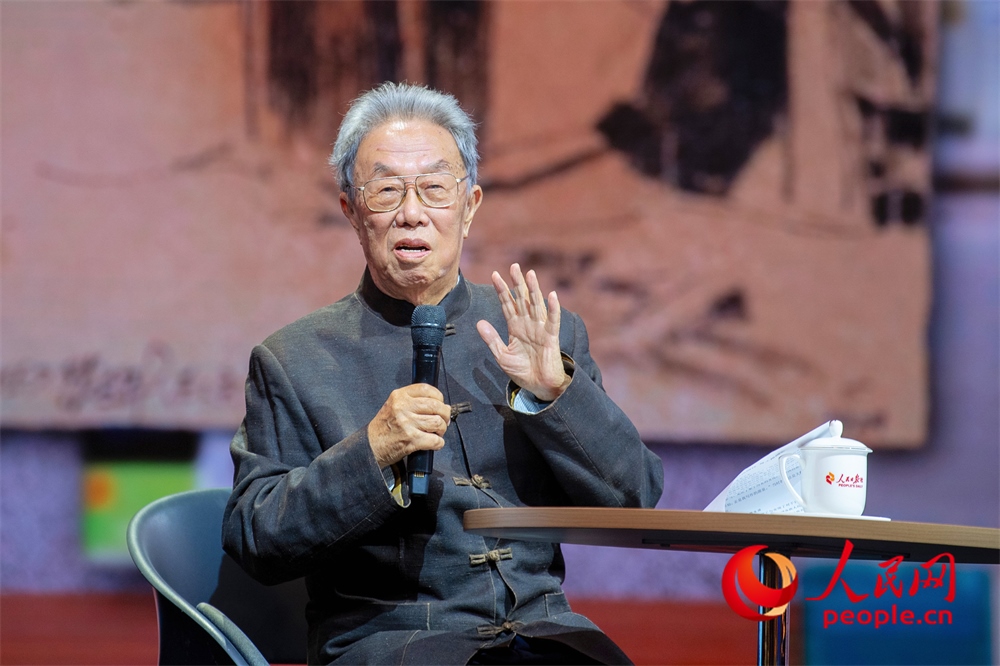 王蒙以《與時(shí)代同行 與人民同心》為題演講。人民網(wǎng)記者 翁奇羽攝