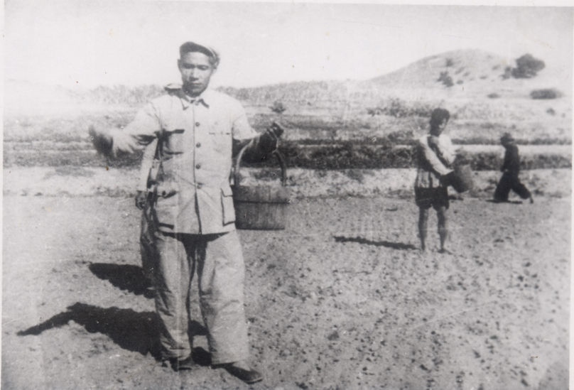 谷文昌（左）在田間與農(nóng)民一起勞動（資料照片）。