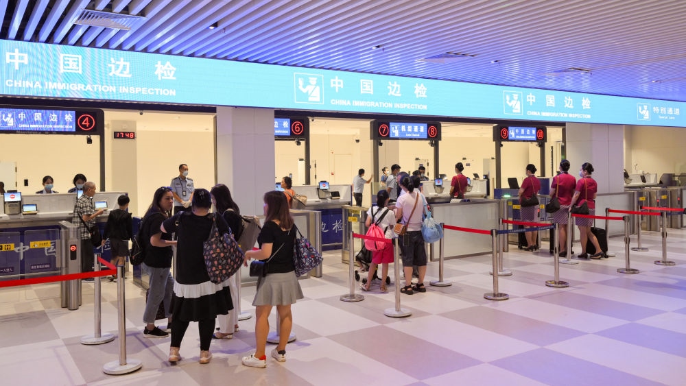 2023年7月26日，旅客在三亞鳳凰國際機場國際航站樓有序通關(guān)。三亞鳳凰國際機場國際航站樓改擴建項目主體工程已于2023年7月1日完工并投入使用，該項目是海南自貿(mào)港首個主體工程完工并投入使用的封關(guān)運作項目。《海南自由貿(mào)易港建設(shè)總體方案》明確，海南將在2025年前適時啟動全島封關(guān)運作。