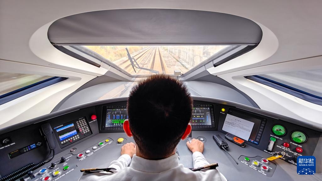 9月12日，司機駕駛高速動車組列車行駛在雅萬高鐵上（手機照片）。新華社記者 徐欽 攝