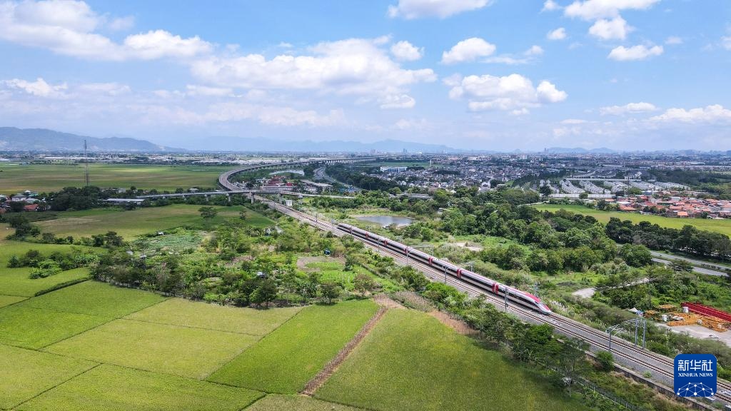 4月17日，在印度尼西亞萬隆，雅萬高鐵高速動車組列車行駛在雅萬高鐵沿線（無人機照片）。新華社記者 徐欽 攝