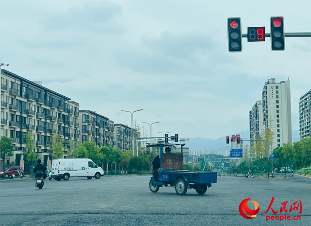 長富大道與文化中心東路三岔路口車輛混行（9月19日拍攝）。人民網(wǎng)記者 帥筠攝