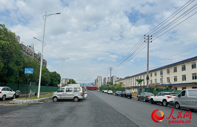 麗水佳園小區(qū)入口外及長富大道上停滿了車輛。人民網(wǎng)記者 邱燁攝