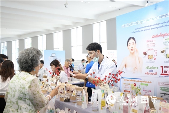 活動現(xiàn)場，泰國華僑中醫(yī)院工作人員向來訪者介紹養(yǎng)生產(chǎn)品。人民網(wǎng)記者楊一攝
