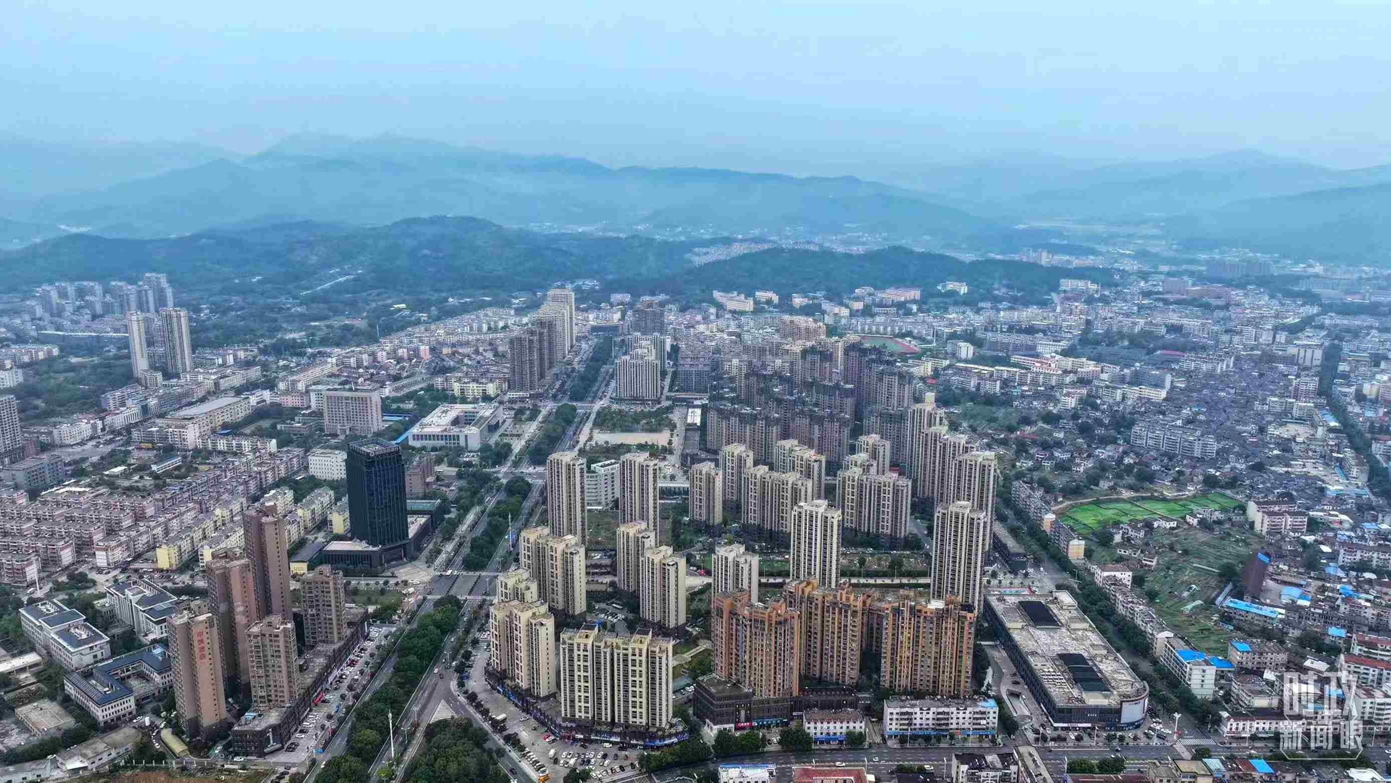 △俯瞰桐城市。（總臺記者葛啟文拍攝）