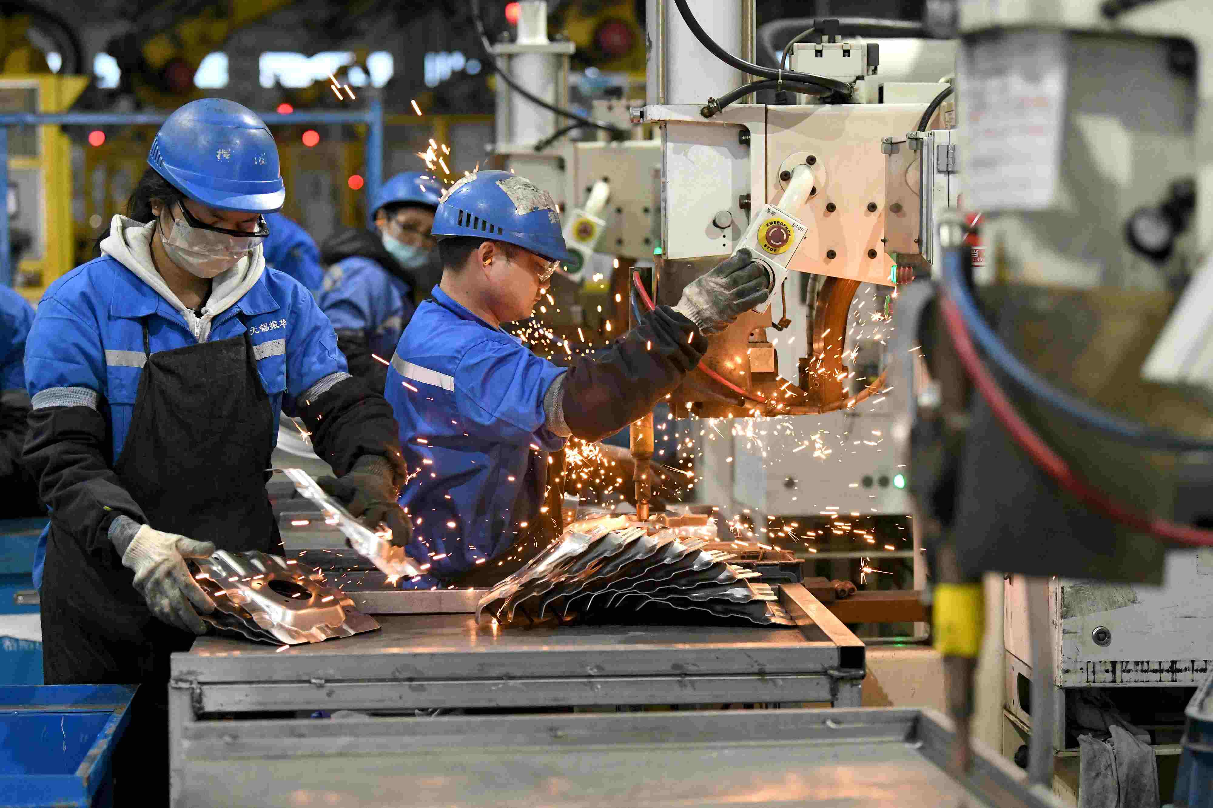 2023年2月7日，福建省寧德市蕉城區(qū)一家汽車零部件生產(chǎn)企業(yè)的生產(chǎn)線上一派繁忙景象。