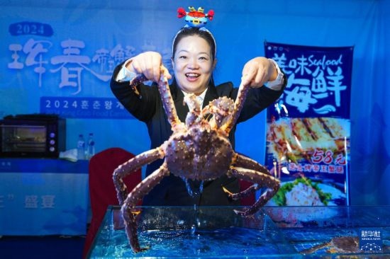9月19日，在吉林省琿春市，商家在展示售賣的帝王蟹。新華社記者 許暢 攝