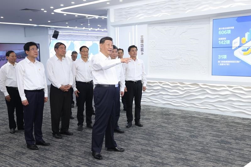 △2024年10月16日，習(xí)近平總書記在中國（福建）自由貿(mào)易試驗(yàn)區(qū)廈門片區(qū)參觀自由貿(mào)易試驗(yàn)區(qū)建設(shè)成果展。