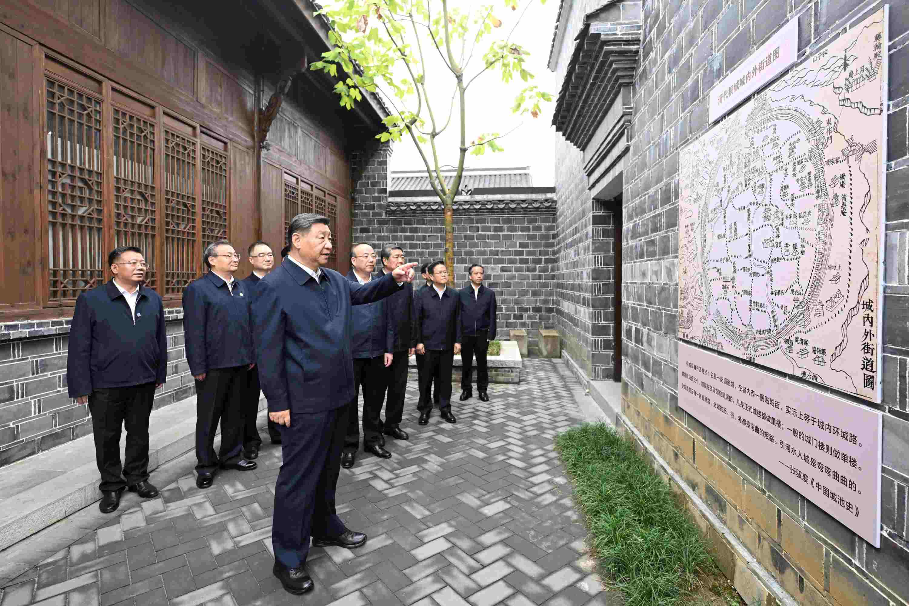 △2024年10月17日，習(xí)近平總書記在安徽省安慶桐城市六尺巷考察。