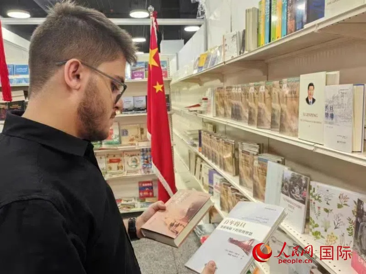 第二十三屆約旦安曼國際書展于10月10日至19日在約旦展覽中心舉行，約旦政府和民間各界人士在中國展臺翻閱圖書，熱烈交流互動，感受中華文化之美。人民網(wǎng)記者 李瀟攝