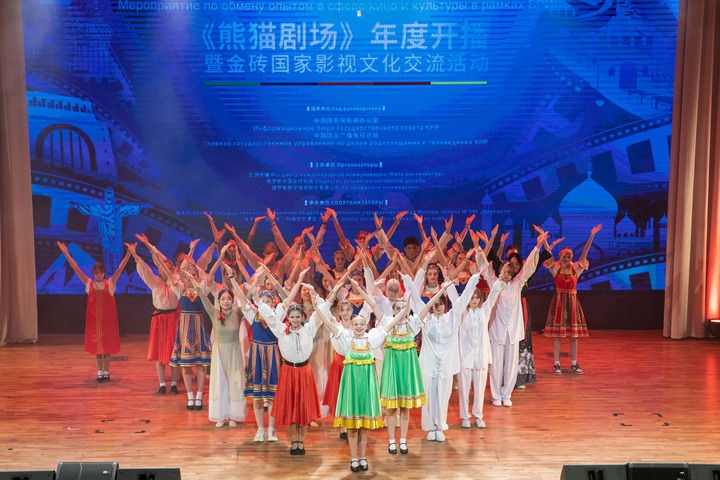 2024年9月22日，在俄羅斯首都莫斯科，中俄青少年表演節(jié)目?！缎茇垊?chǎng)》年度開播暨金磚國(guó)家影視文化交流活動(dòng)22日在莫斯科舉行，來(lái)自中國(guó)、俄羅斯、巴西、印度、南非等金磚國(guó)家的相關(guān)部門、媒體影視機(jī)構(gòu)代表及青少年代表900余人參加。新華社記者 白雪騏 攝