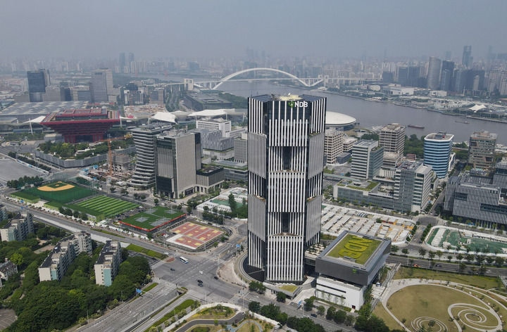 位于上海浦東新區(qū)世博園區(qū)的金磚國(guó)家新開發(fā)銀行總部大樓（2022年6月17日攝，無(wú)人機(jī)照片）。新華社記者 方喆 攝