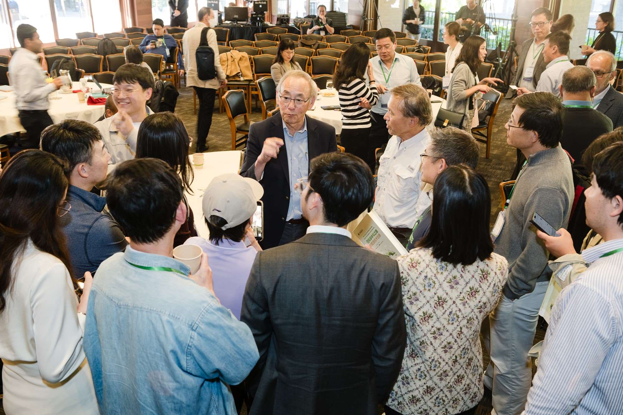 美國前能源部長、諾獎得主朱棣文教授在會場與參會者交流。馮超攝