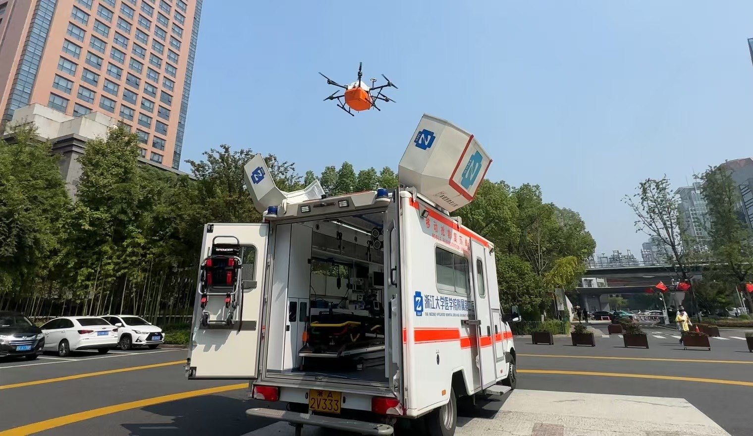 浙江大學(xué)醫(yī)學(xué)院附屬第二醫(yī)院5G急救車搭載的無人機(jī)正在起飛。人民網(wǎng)記者 申佳平攝