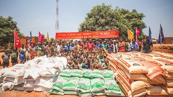 華剛礦業(yè)向當(dāng)?shù)鼐栀?zèng)種子化肥儀式現(xiàn)場(chǎng)。中鐵資源供圖