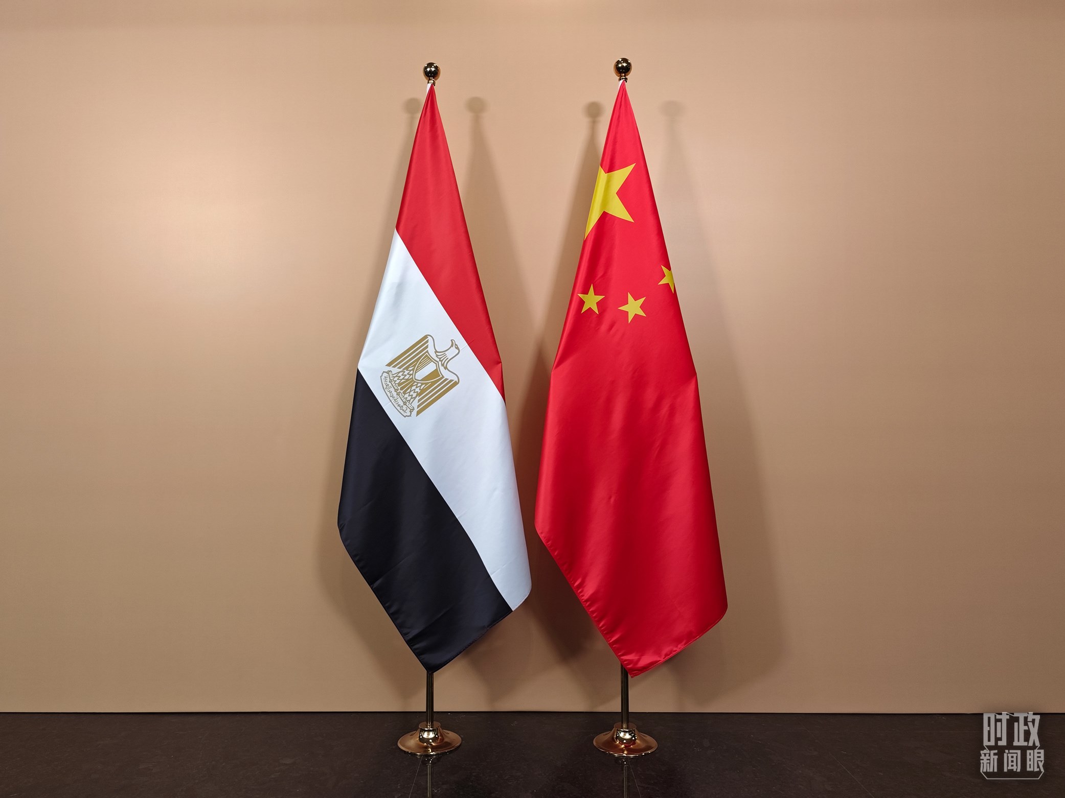 △ 會(huì)見廳外的中國埃及兩國國旗。（總臺(tái)央視記者彭漢明拍攝）