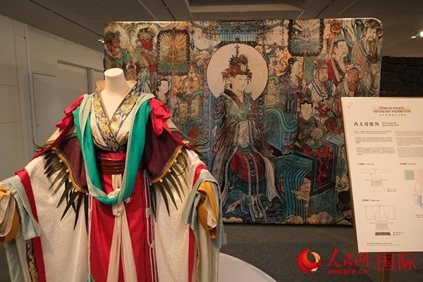 壁畫服飾的實物復刻展示。人民網(wǎng)記者 尚凱元攝