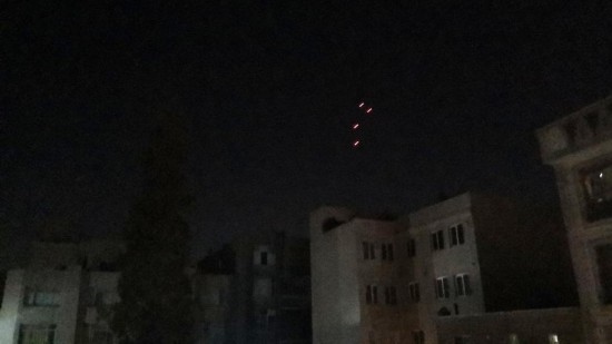  這是10月26日4點50分左右拍攝的德黑蘭市區(qū)。當(dāng)?shù)貢r間26日凌晨，新華社記者在伊朗首都德黑蘭多次聽到爆炸聲。新華社記者姚兵攝