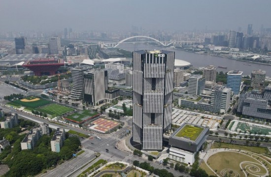 位于中國上海浦東新區(qū)世博園區(qū)的金磚國家新開發(fā)銀行總部大樓（2022年6月17日攝，無人機照片）。新華社記者方喆攝