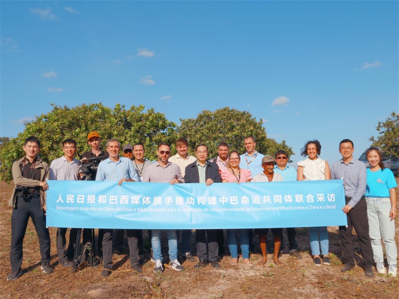 當?shù)貢r間10月24日至25日，人民日報社攜手巴西主流媒體在巴西東北部北里奧格蘭德州開展聯(lián)合采訪，拉開了以“攜手推動構(gòu)建中巴命運共同體”為主題的人民日報和巴西媒體聯(lián)合采訪序幕。圖為參加聯(lián)合采訪的中巴兩國記者與受益于中國企業(yè)扶貧項目的若昂卡馬拉市民眾合影。 人民日報和巴西媒體聯(lián)合采訪團供圖