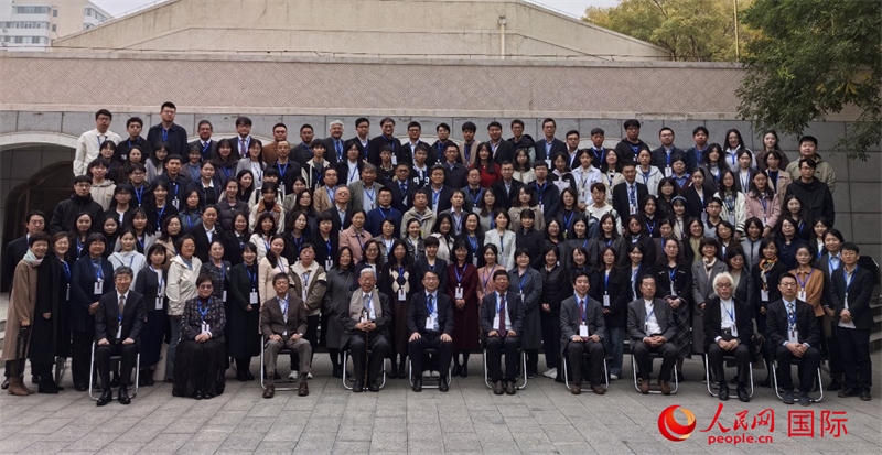 與會(huì)嘉賓合影留念。人民網(wǎng)記者 陳建軍攝