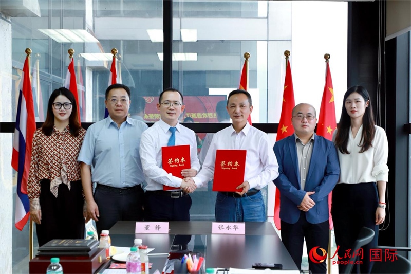 會(huì)談現(xiàn)場(chǎng)。左三為泰中僑商聯(lián)合會(huì)副主席董峰；右三為浙江大學(xué)光華法學(xué)院黨委書記張永華。人民網(wǎng)記者 簡(jiǎn)承淵攝