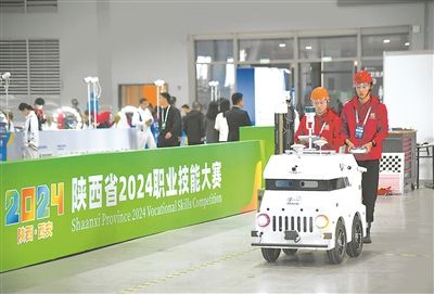 參賽選手在陜西省2024職業(yè)技能大賽新能源汽車智能化技術賽項比賽中。新華社記者 張博文攝