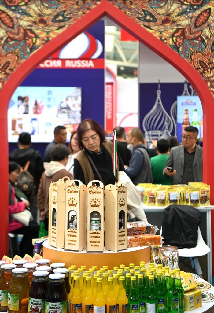 10月25日，觀眾在楊凌農(nóng)高會上合組織國家農(nóng)業(yè)展區(qū)了解農(nóng)產(chǎn)品。新華社記者 鄒競一 攝