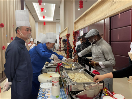 乍得友人品嘗中國(guó)美食煎餅。主辦方供圖