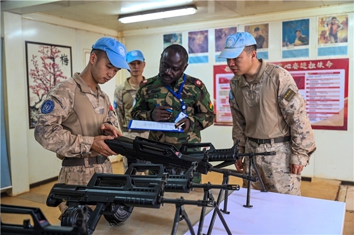 檢查槍支性能。孫千攝