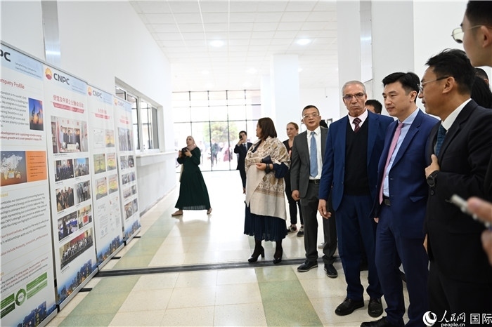 中企向阿爾及利亞大學(xué)捐贈(zèng)電教設(shè)備圖片展。人民網(wǎng)記者 郝瑞敏攝