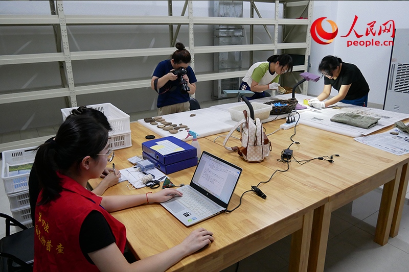 普查隊員們正在庫房內工作。人民網記者 韋衍行攝