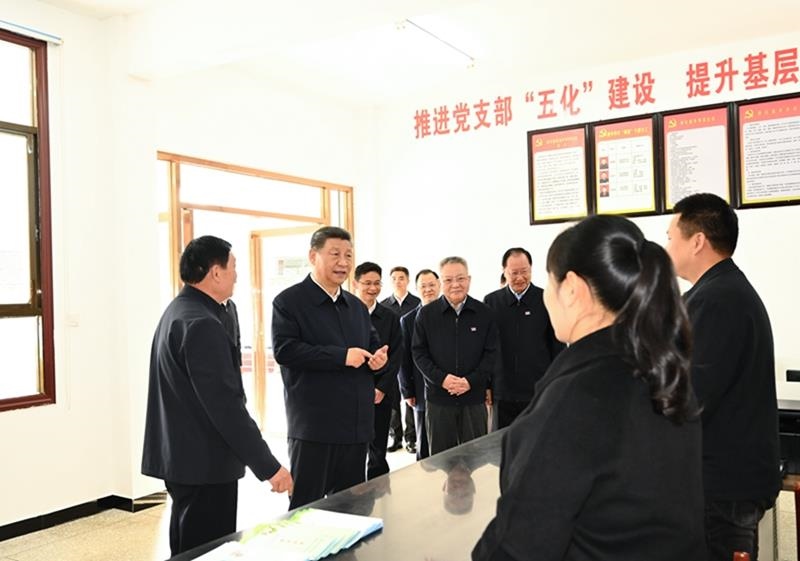 △2024年3月19日，習(xí)近平總書(shū)記在湖南省常德市鼎城區(qū)謝家鋪鎮(zhèn)港中坪村黨群服務(wù)中心了解當(dāng)?shù)貫榛鶎訙p負(fù)、提升基層治理效能等情況。