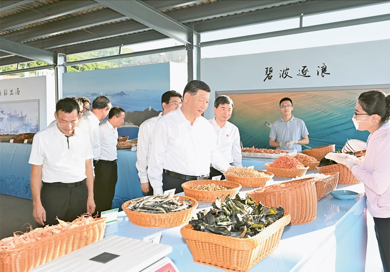 2024年10月15日至16日，中共中央總書記、國(guó)家主席、中央軍委主席習(xí)近平在福建考察。這是15日下午，習(xí)近平在漳州市東山縣陳城鎮(zhèn)澳角村考察時(shí)，了解海鮮干貨和漁獲產(chǎn)品交易情況。 新華社記者 謝環(huán)馳/攝