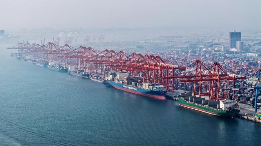 在廣西欽州港碼頭，多艘海輪在排隊卸貨（無人機照片，2024年3月28日攝）。新華社記者 張愛林 攝