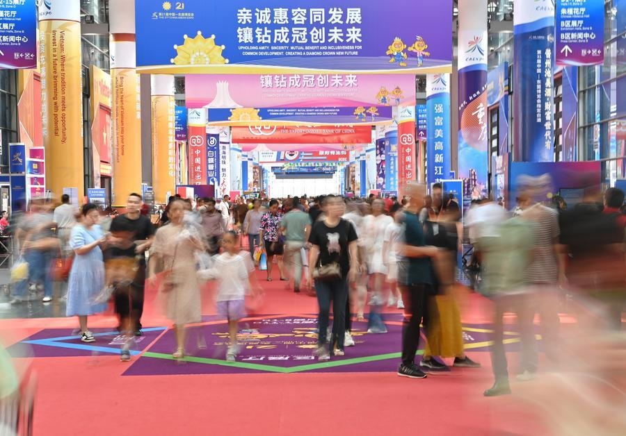 2024年9月28日，觀眾在廣西南寧市舉行的第21屆中國—東盟博覽會上參觀。新華社記者 周華 攝