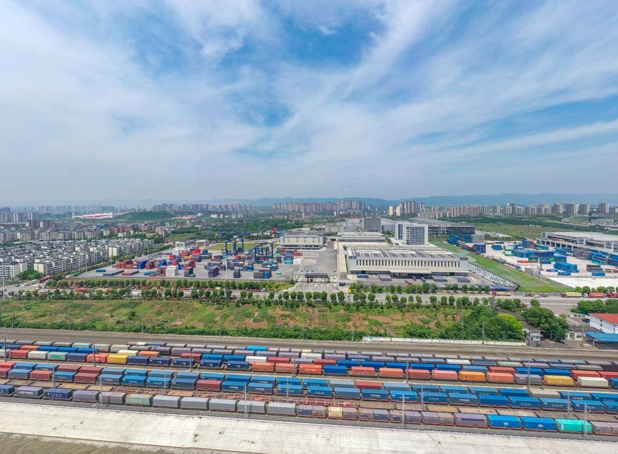 這是2024年5月5日在重慶國際物流樞紐園區(qū)拍攝的興隆場編組站和陸海新通道重慶無水港（無人機照片）。 新華社記者 黃偉 攝