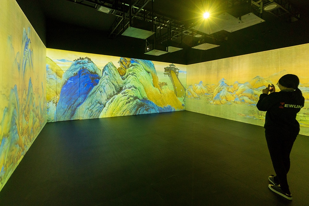 2019年1月29日，上海，市民在“千里江山圖科技藝術(shù)展”上參觀北宋名畫《千里江山圖》的AR全景展示并打卡拍照。