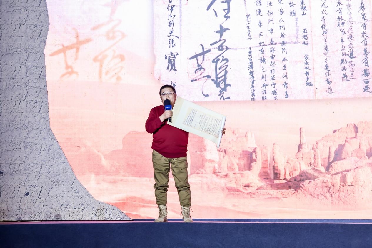 徐東良在“何以中國(guó)·五星出東方”網(wǎng)絡(luò)主題宣傳活動(dòng)現(xiàn)場(chǎng)演講。人民視頻供圖