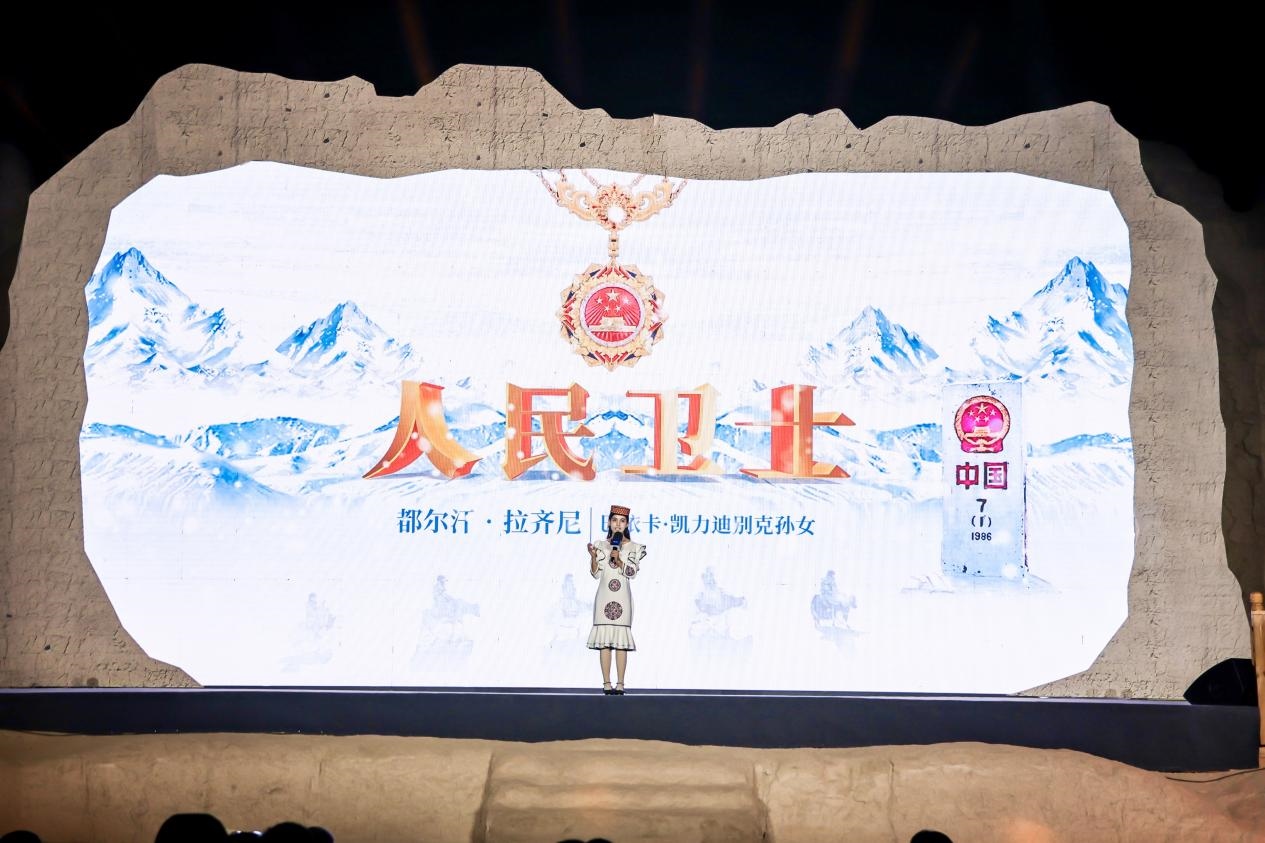 都爾汗·拉齊尼在“何以中國(guó)·五星出東方”網(wǎng)絡(luò)主題宣傳活動(dòng)現(xiàn)場(chǎng)演講。人民視頻供圖