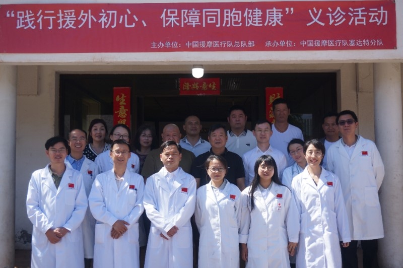 今年6月，援摩中國醫(yī)療隊(duì)塞達(dá)特分隊(duì)在當(dāng)?shù)刂匈Y企業(yè)舉辦義診活動(dòng)。第196批中國援助摩洛哥醫(yī)療隊(duì)塞達(dá)特分隊(duì)供圖