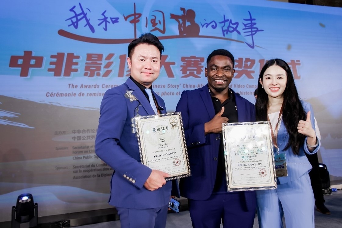 王曉樂（中）與其他嘉賓合影。主辦方供圖