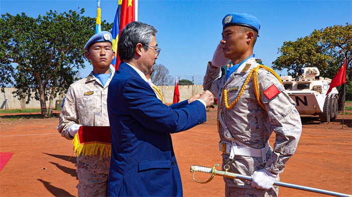 中國駐南蘇丹大使馬強為維和官兵授勛。謝坤攝